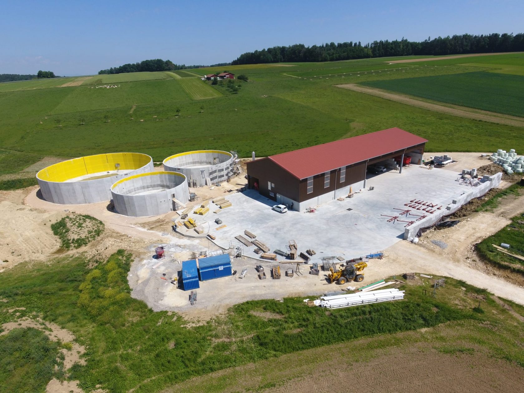 Cuves construction avec bâtiment vue drone